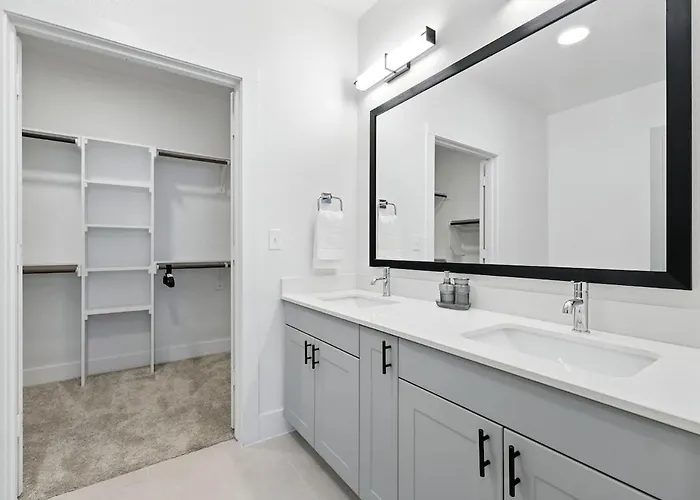 Apartment 12 Stylish 2b By Golf, Yoga Studio, Pool And Gym, Golf Simulator