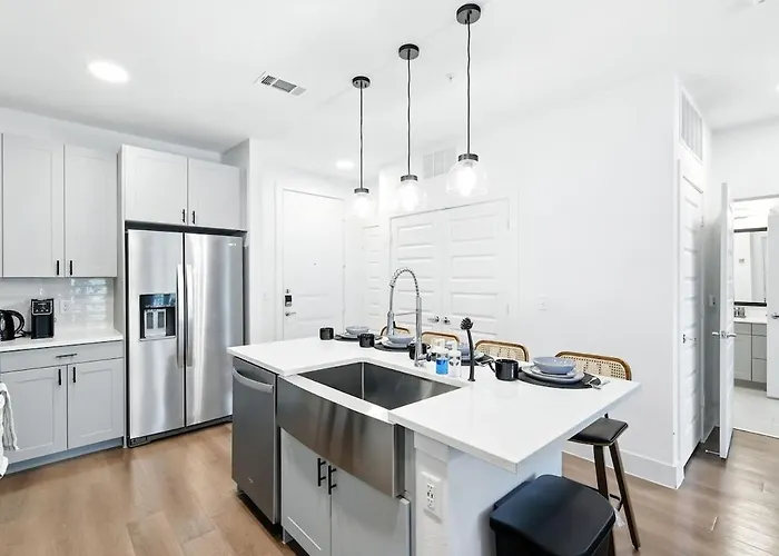 12 Stylish 2b By Golf, Yoga Studio, Pool And Gym, Golf Simulator Apartment