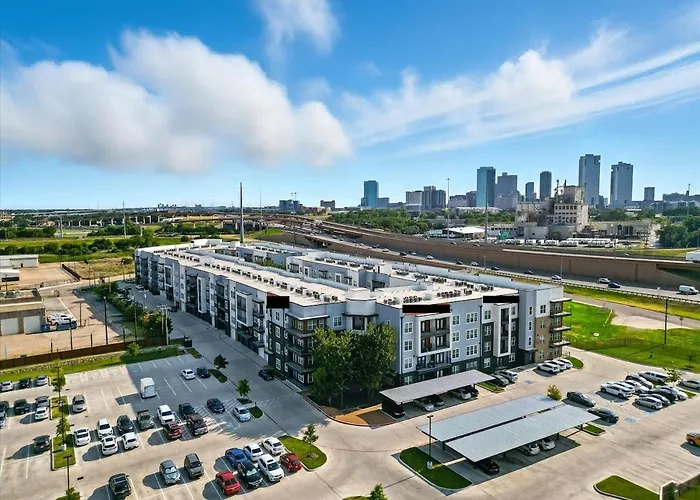 12 Stylish 2b By Golf, Yoga Studio, Pool And Gym, Golf Simulator Apartment