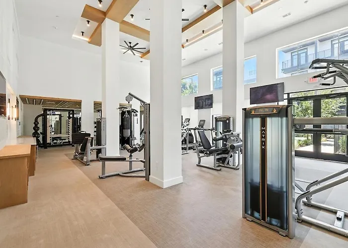 Apartment 12 Stylish 2b By Golf, Yoga Studio, Pool And Gym, Golf Simulator *